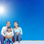 Gia đình Việt Nam hạnh phúc dưới trời xanh trong, biểu tượng cho an tâm và bảo vệ tài chính.